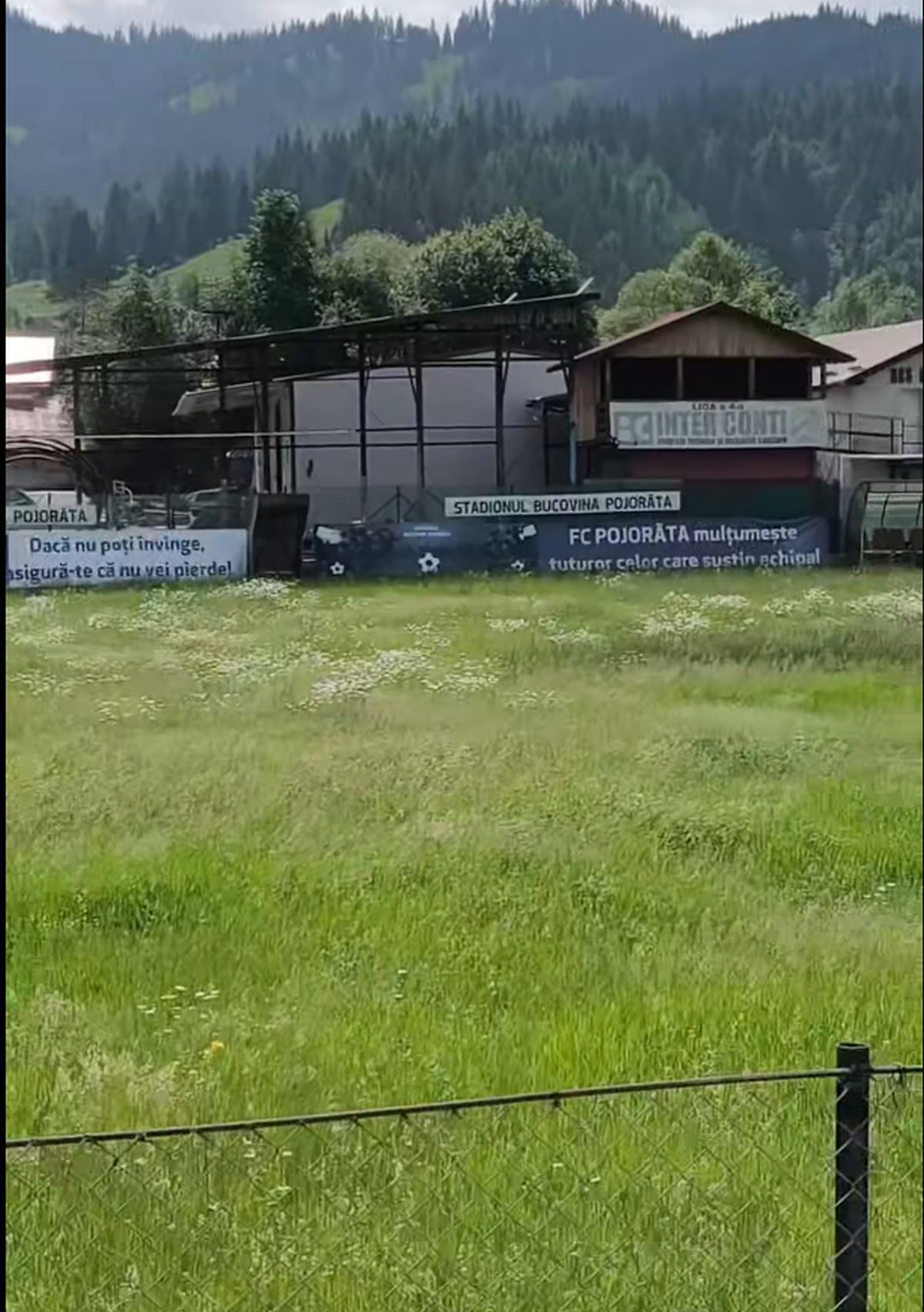 Cum arată acum stadionul din Pojorâta: decor feeric, gazon invadat de buruieni