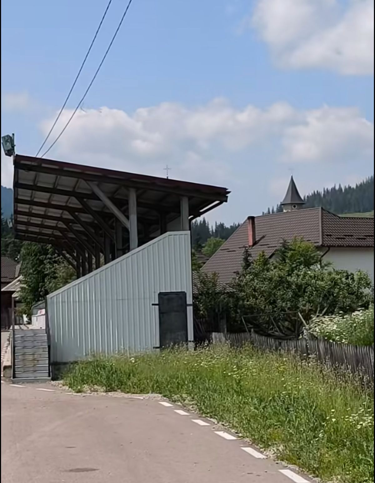 Cum arată azi stadionul din România unde Rapid suferea un eșec istoric în 2015 » Decorul e feeric, buruienile sunt cât vestiarul