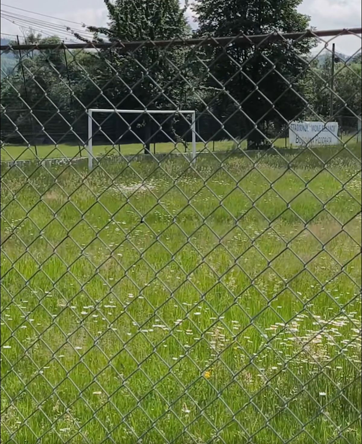 Cum arată acum stadionul din Pojorâta: decor feeric, gazon invadat de buruieni