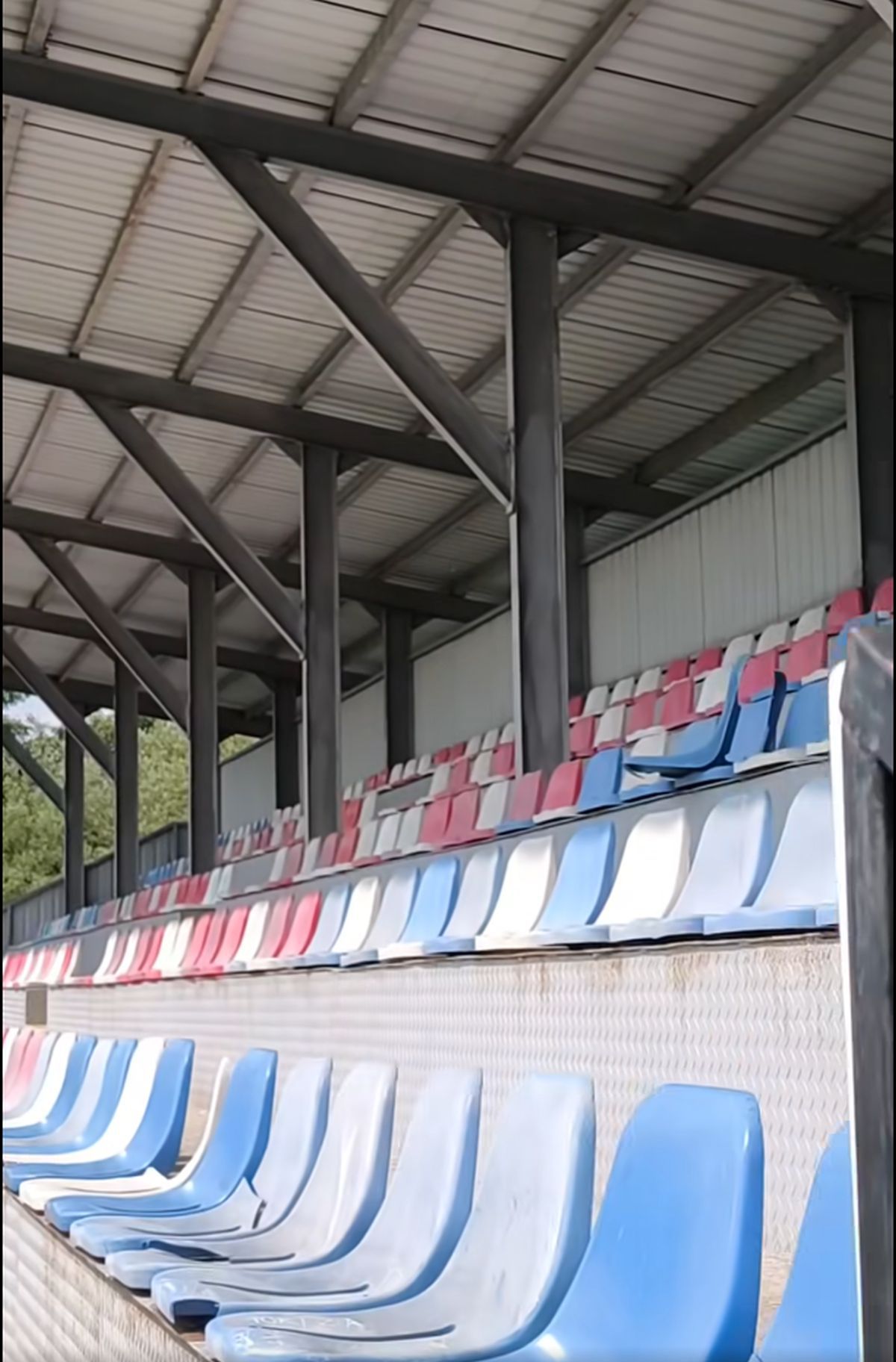 Cum arată acum stadionul din Pojorâta: decor feeric, gazon invadat de buruieni