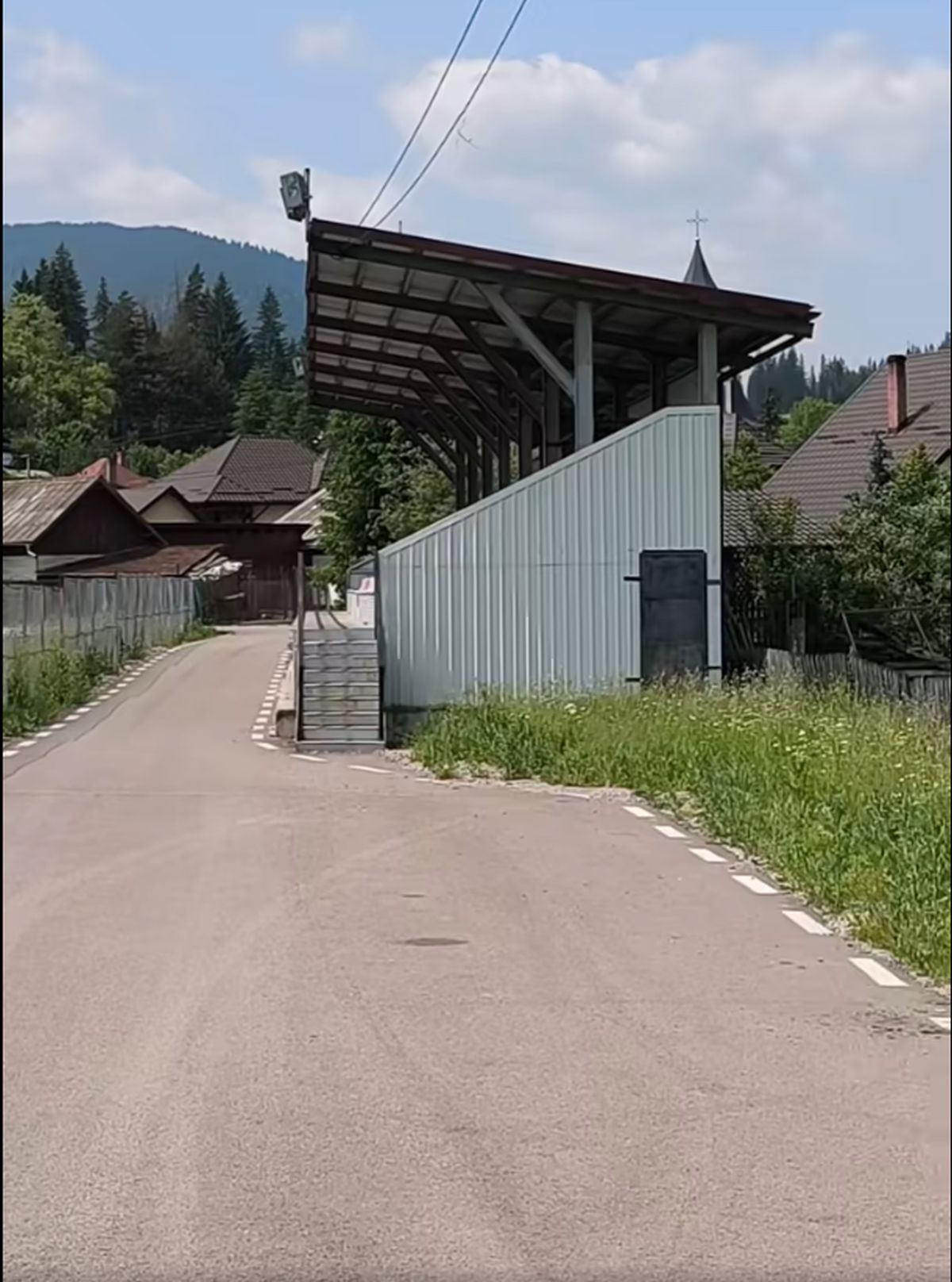 Cum arată acum stadionul din Pojorâta: decor feeric, gazon invadat de buruieni