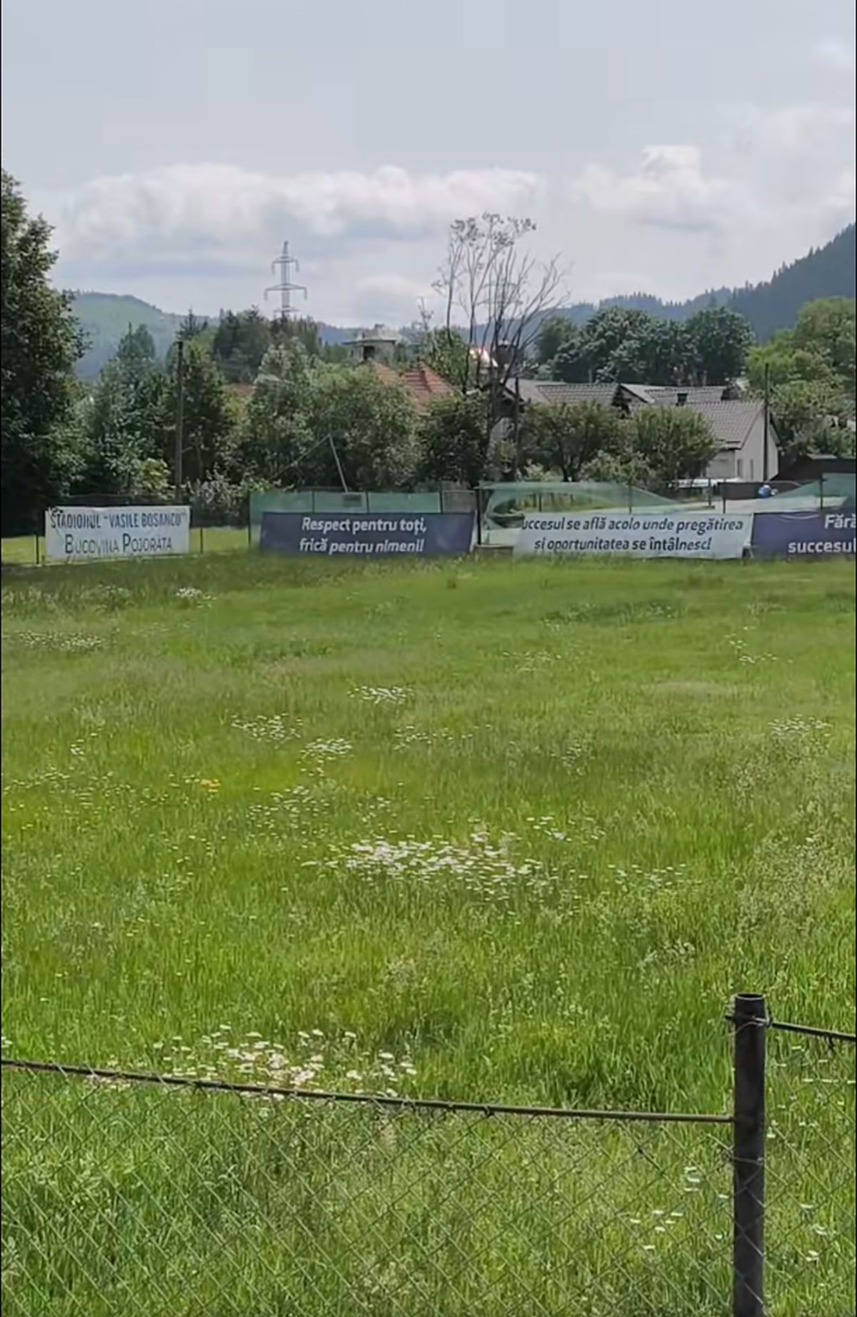 Cum arată acum stadionul din Pojorâta: decor feeric, gazon invadat de buruieni