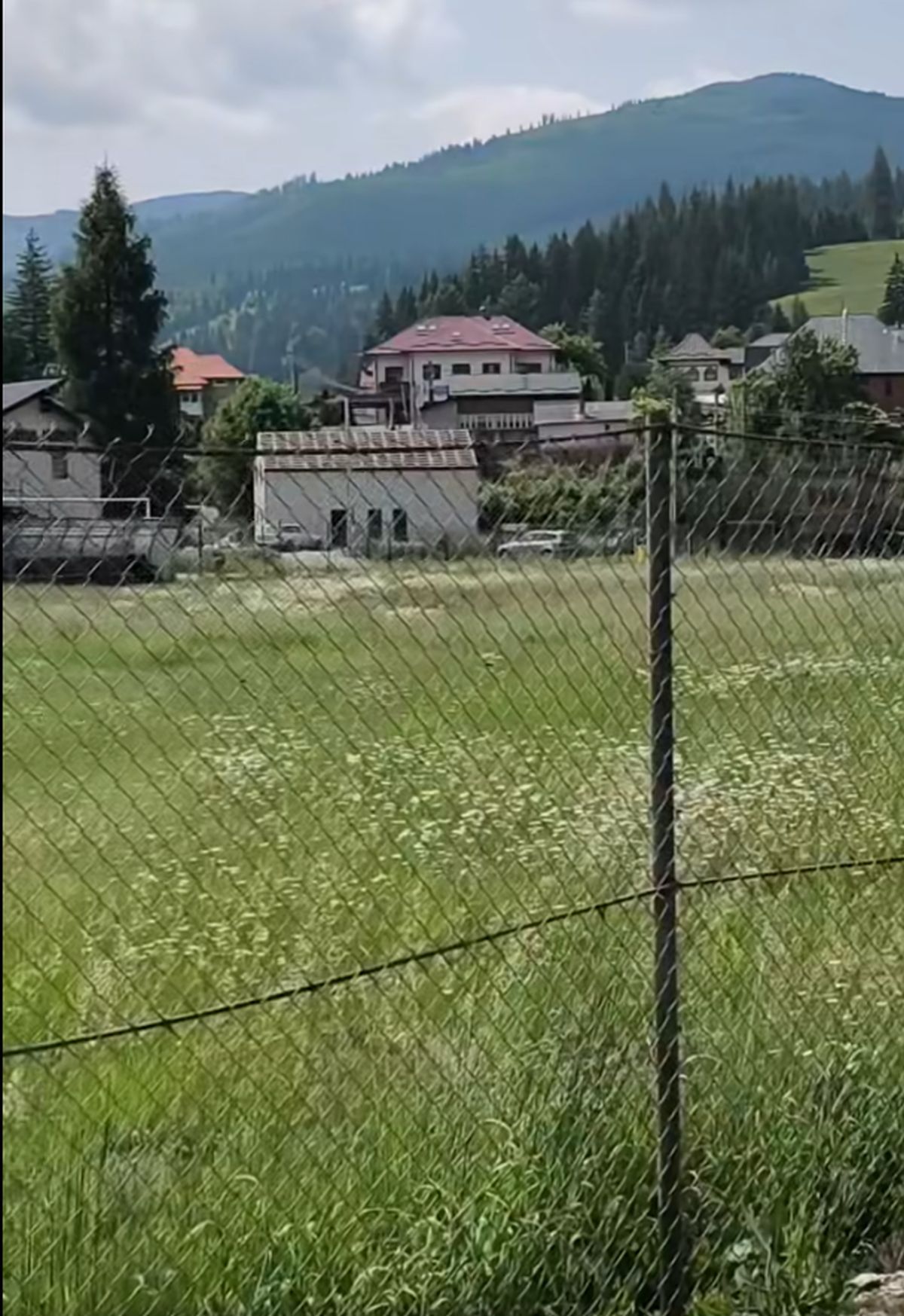 Cum arată acum stadionul din Pojorâta: decor feeric, gazon invadat de buruieni