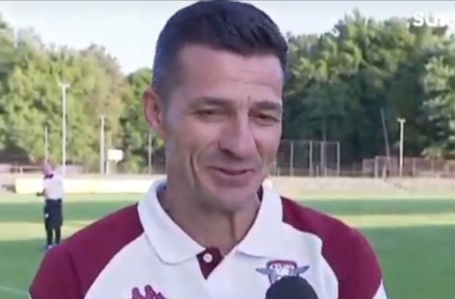 Zâmbetul jenat al lui Costel Gâlcă, în momentul în care rostește fraza incriminată de rapidiști Declarația neinspirată a lui Gâlcă i-a înfuriat pe rapidiști: „Ce-ai vrut să spui? Ți se pare amuzant?! Ai greșit clubul!”