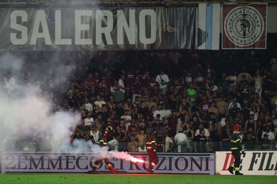 Baraj abandonat la Salerno! Fanii au aruncat cu scaune, fumigene și petarde » Sampdoria rămâne în Serie B