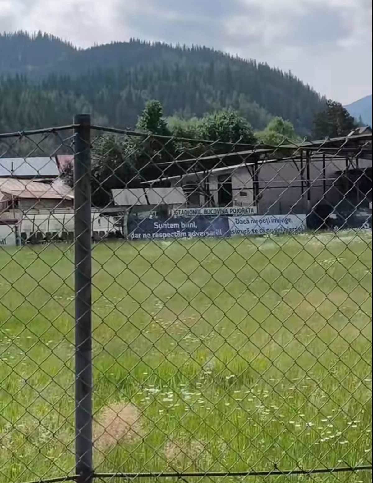 Cum arată acum stadionul din Pojorâta: decor feeric, gazon invadat de buruieni