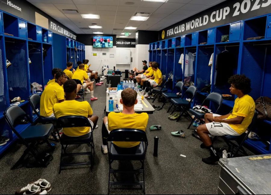 Rezervele Borussiei Dortmund s-au ascuns de caniculă în vestiar pe parcursul meciului / Foto: X Maratonul IBAN al sclavilor FIFA!