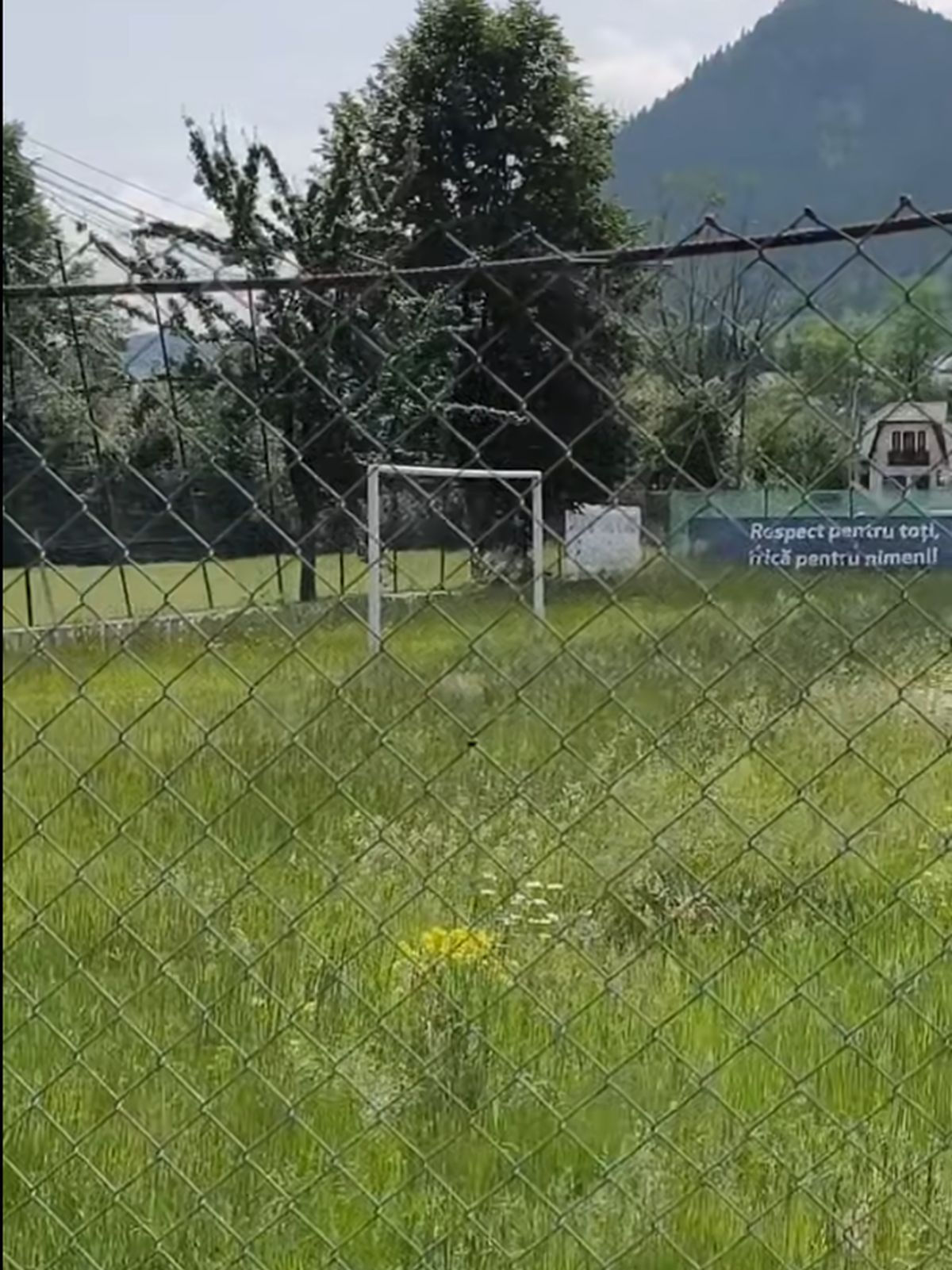 Cum arată acum stadionul din Pojorâta: decor feeric, gazon invadat de buruieni