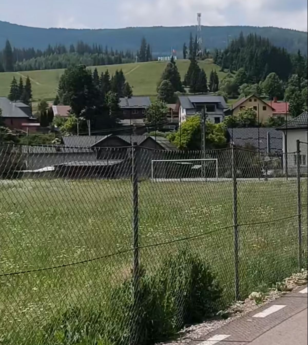 Cum arată acum stadionul din Pojorâta: decor feeric, gazon invadat de buruieni