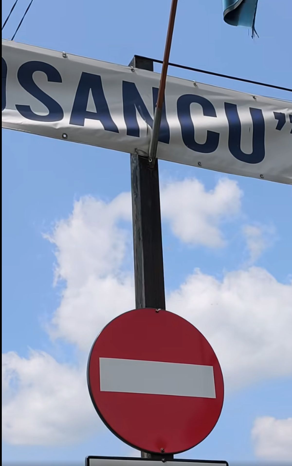 Cum arată acum stadionul din Pojorâta: decor feeric, gazon invadat de buruieni