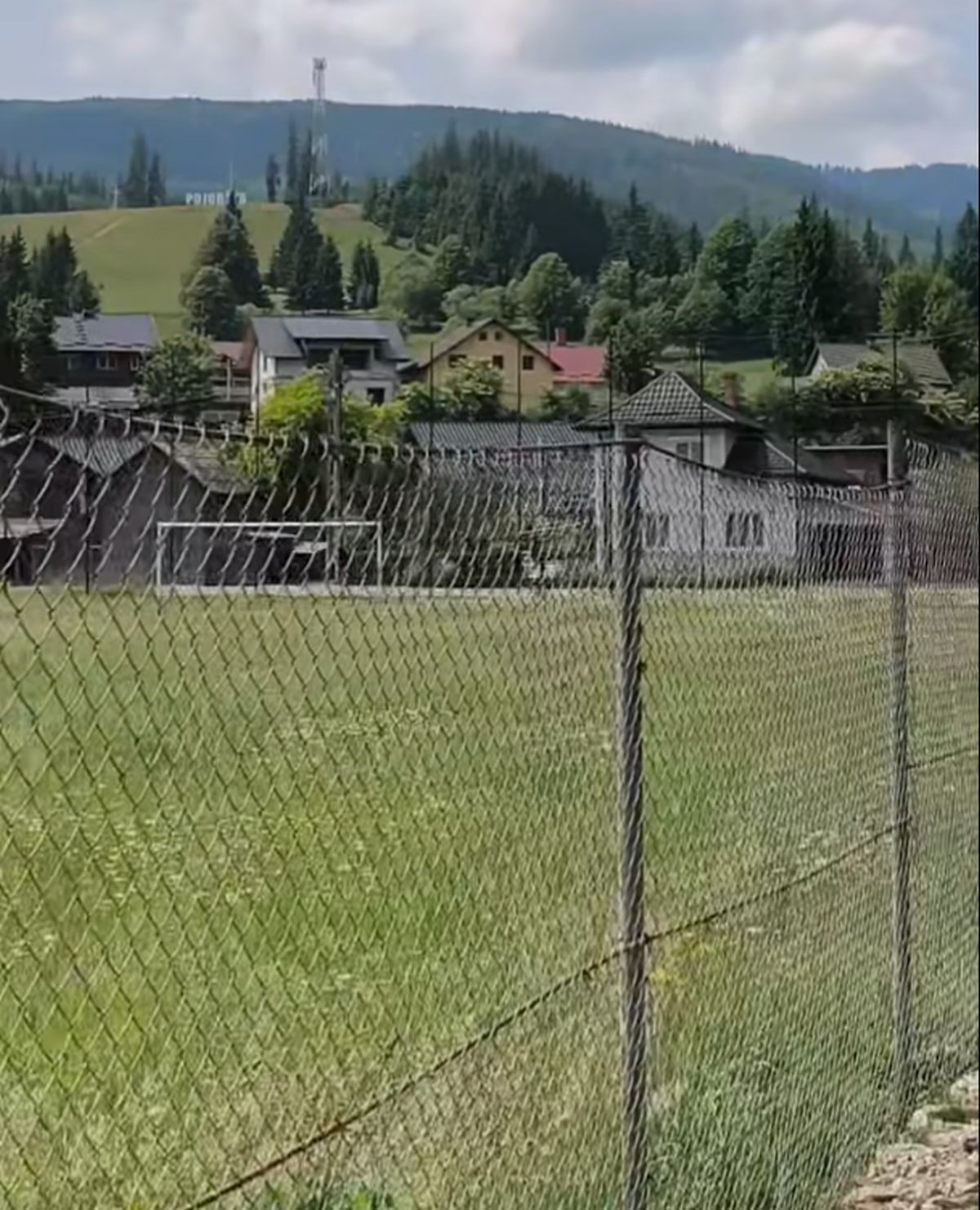 Cum arată acum stadionul din Pojorâta: decor feeric, gazon invadat de buruieni