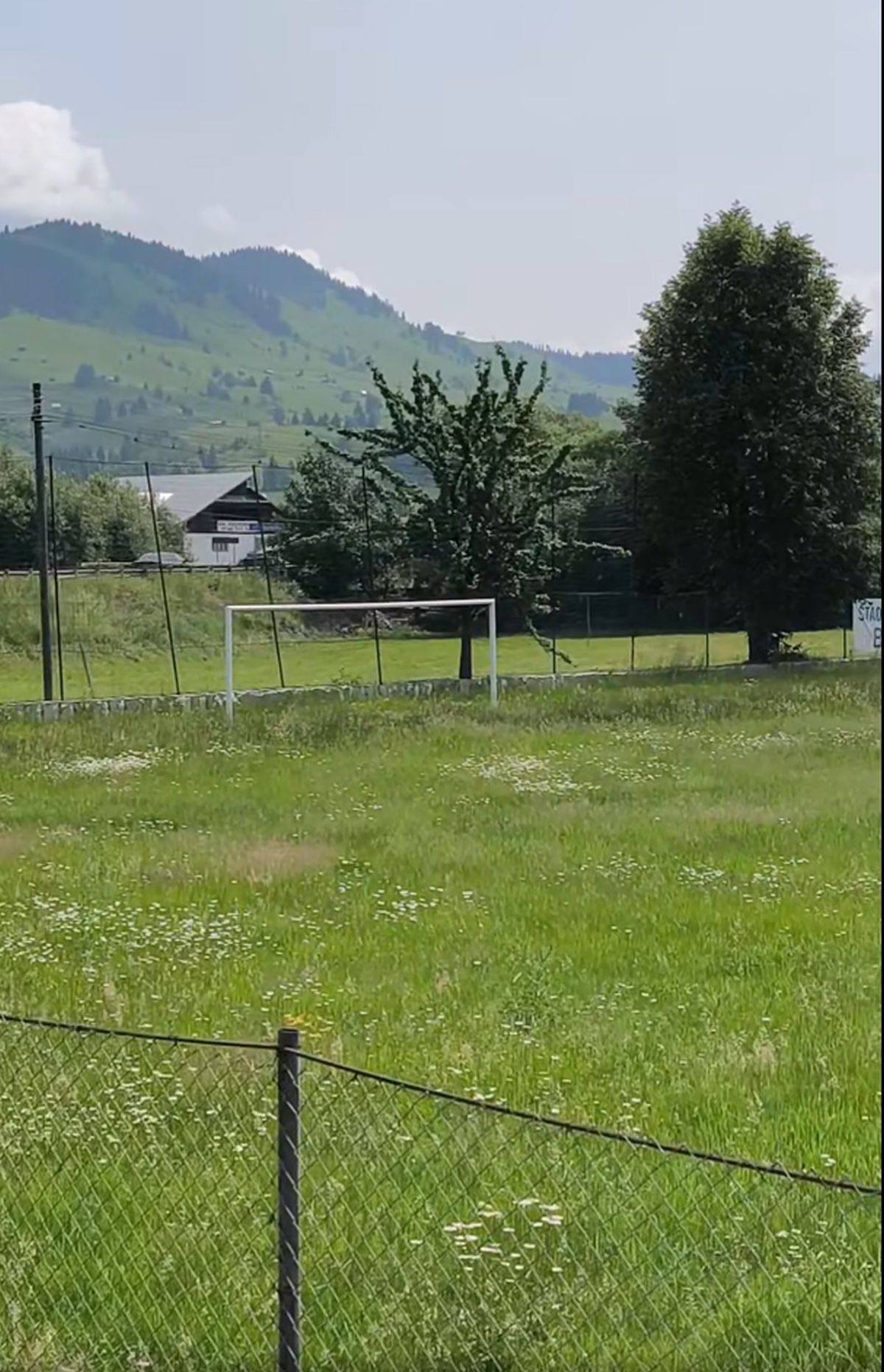 Cum arată acum stadionul din Pojorâta: decor feeric, gazon invadat de buruieni