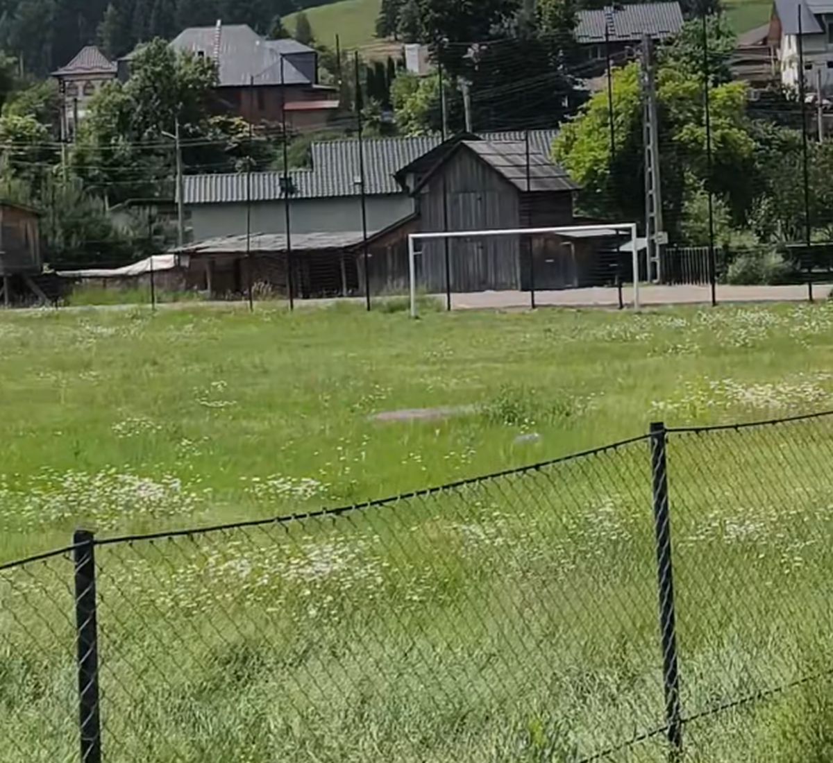 Cum arată azi stadionul din România unde Rapid suferea un eșec istoric în 2015 » Decorul e feeric, buruienile sunt cât vestiarul