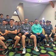 Cursul de comunicare pe care jucătorii lui FC Argeș l-au efectuat în cantonament. Alexandru Fieraru, în bluză verde, în primul rând / Sursă foto: Facebook@ FC Argeș
