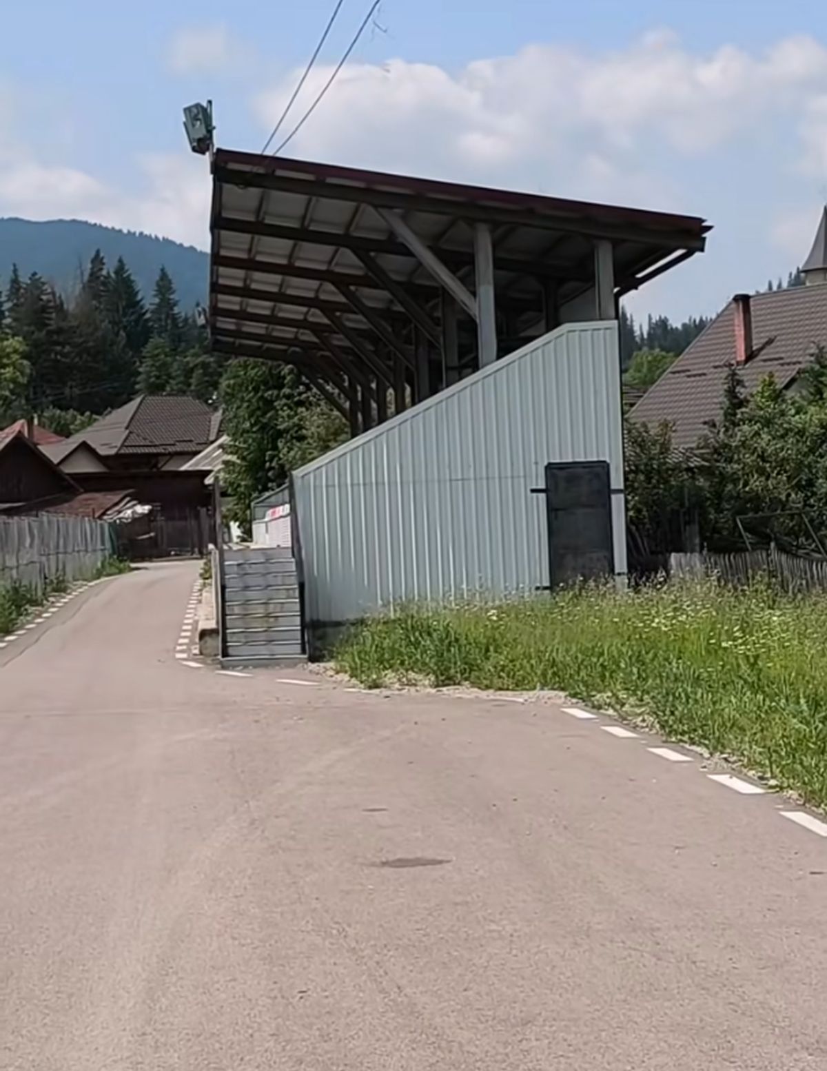 Cum arată acum stadionul din Pojorâta: decor feeric, gazon invadat de buruieni