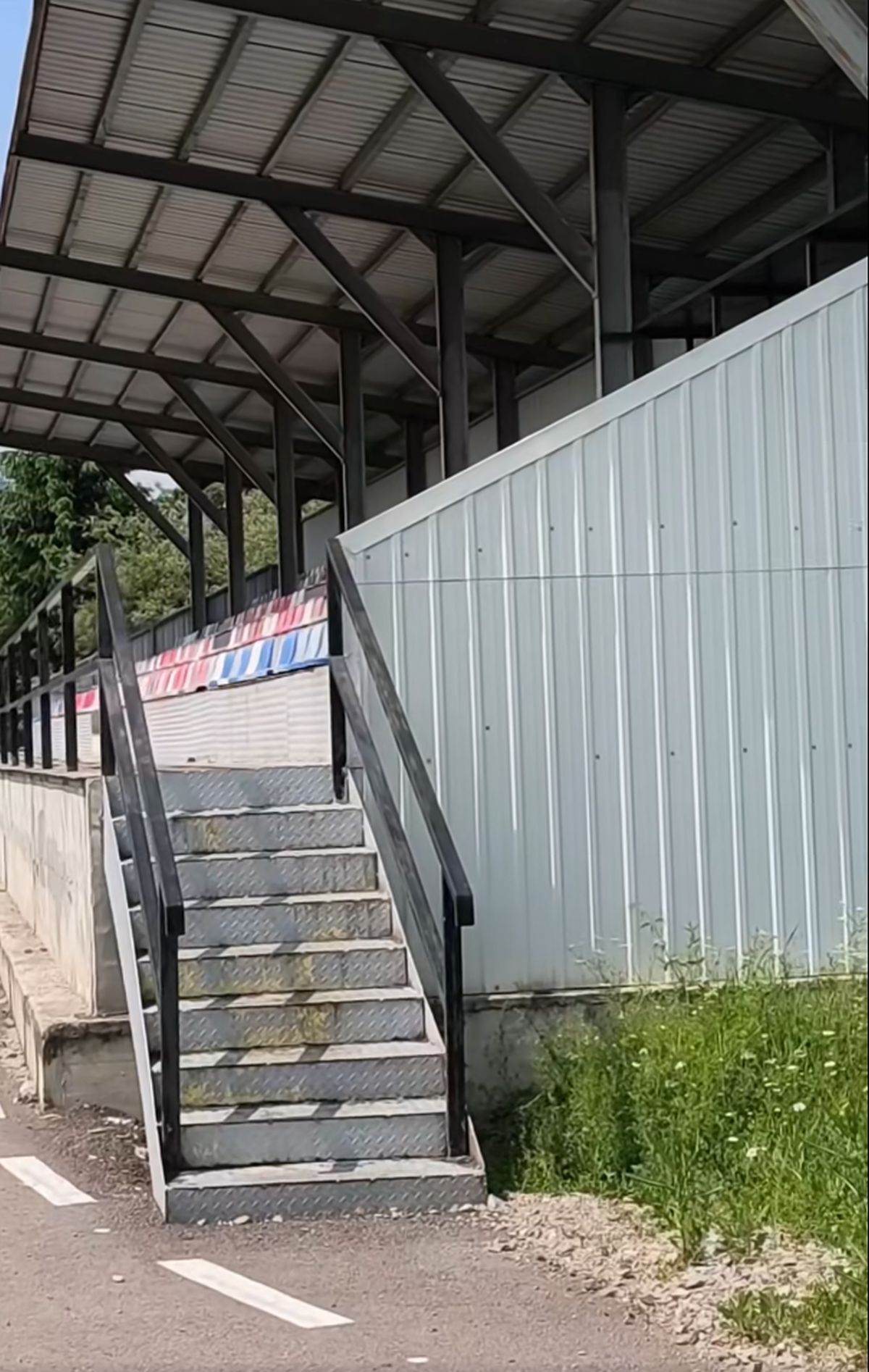 Cum arată azi stadionul din România unde Rapid suferea un eșec istoric în 2015 » Decorul e feeric, buruienile sunt cât vestiarul