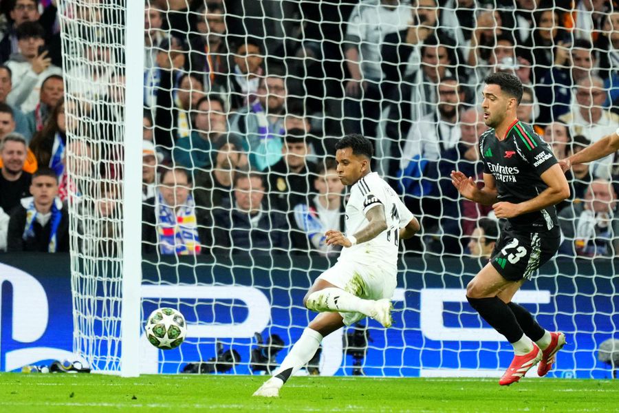 Rodrygo, în duel cu Mikel Merino, în meciul pe care Real Madrid l-a jucat cu Arsenal în „sferturile” Champions League / Foto: Imago Transfer de 90 de milioane de euro între Real Madrid și Arsenal?! Spaniolii vor să-l vândă