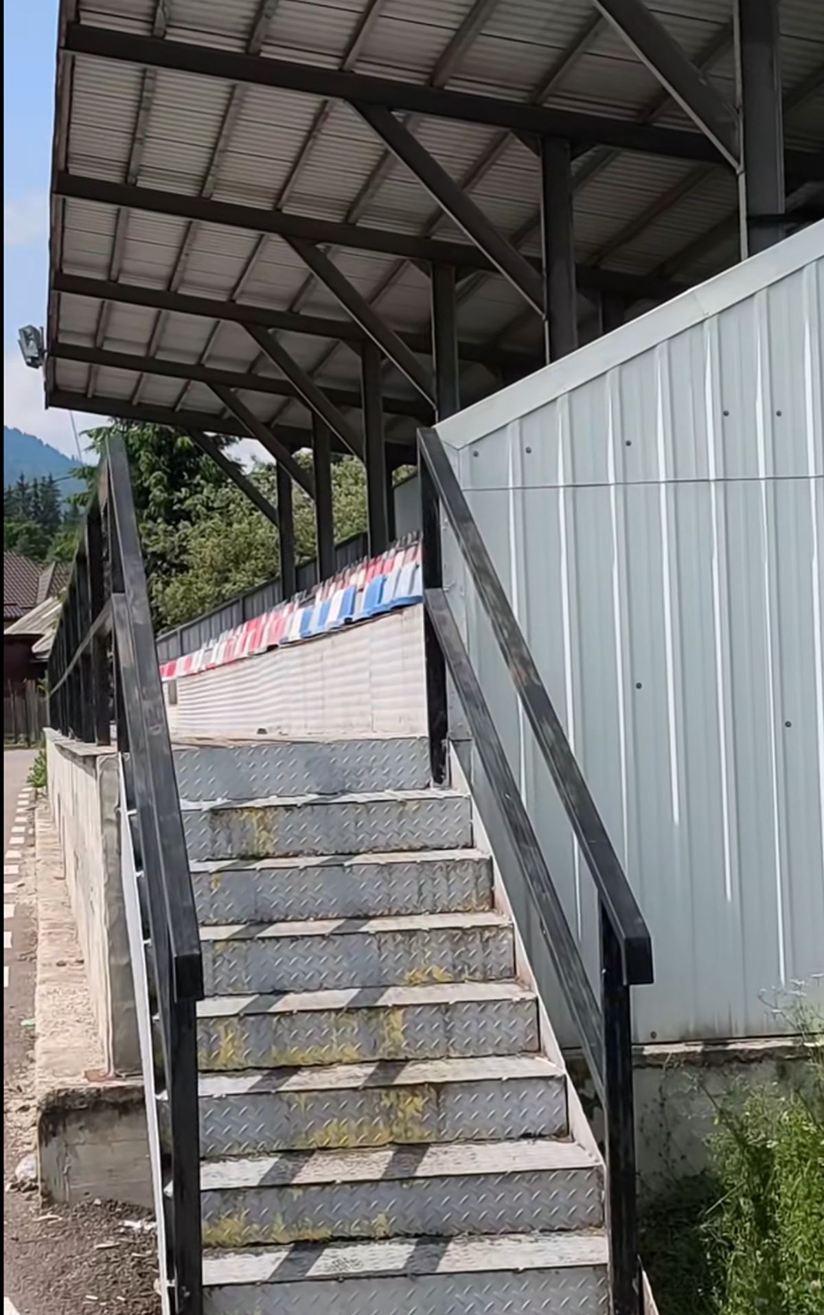 Cum arată acum stadionul din Pojorâta: decor feeric, gazon invadat de buruieni