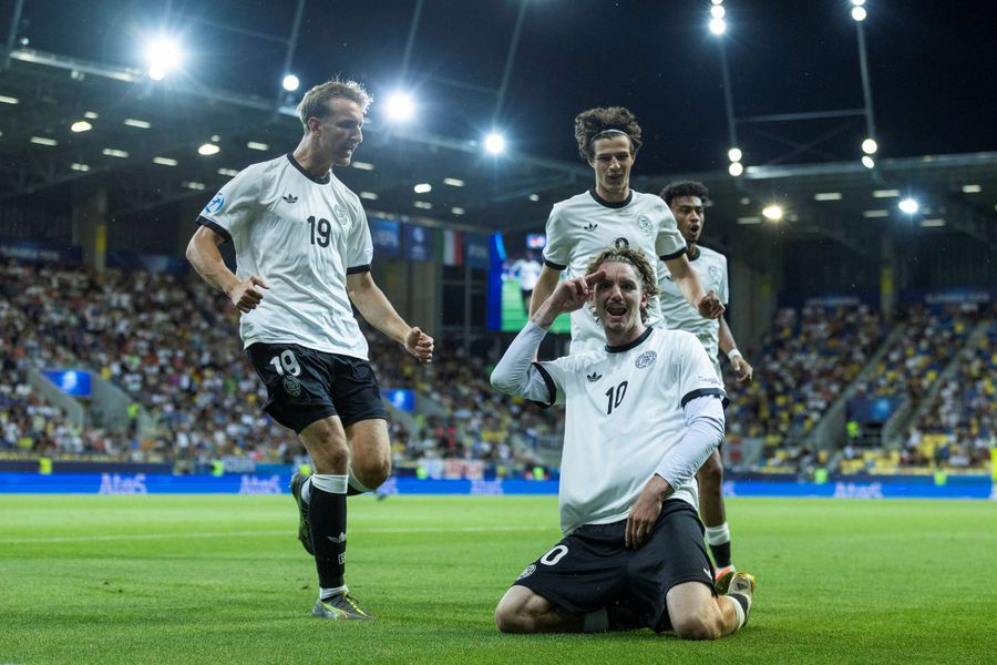 Nick Woltemade (în genunchi), după golul marcat Italiei în „sferturi”. Atacantul Stuttgartului e nou pe lista lui Newcastle și Man. United / Foto: Imago Mesajul lui Slot după ce Newcastle și-a luat atacant » Mutarea îl poate ajuta rapid pe managerul lui Liverpool