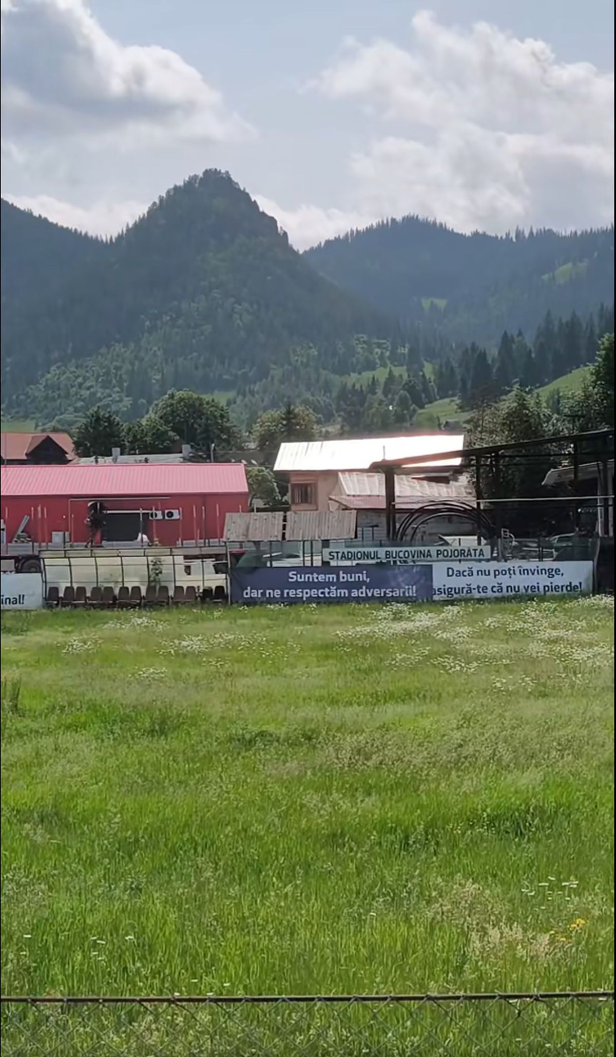 Cum arată acum stadionul din Pojorâta: decor feeric, gazon invadat de buruieni