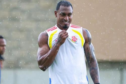 Columbienii s-au antrenat puțin pe ploaie, apoi au fost trimiși în interior // foto: Instagram @ fcfseleccioncol