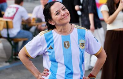 Artista argentiniană care a făcut carieră în România, uimită de ce a văzut în centrul Bucureștiului, în timp ce Messi „rupea norii” la Mondial: „Cea mai mare surpriză”