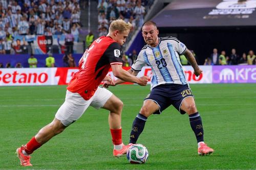Xaver Schlager (în roșu), în duel cu argentinianul MacAllister / Foto: Imago