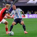 Xaver Schlager (în roșu), în duel cu argentinianul MacAllister / Foto: Imago