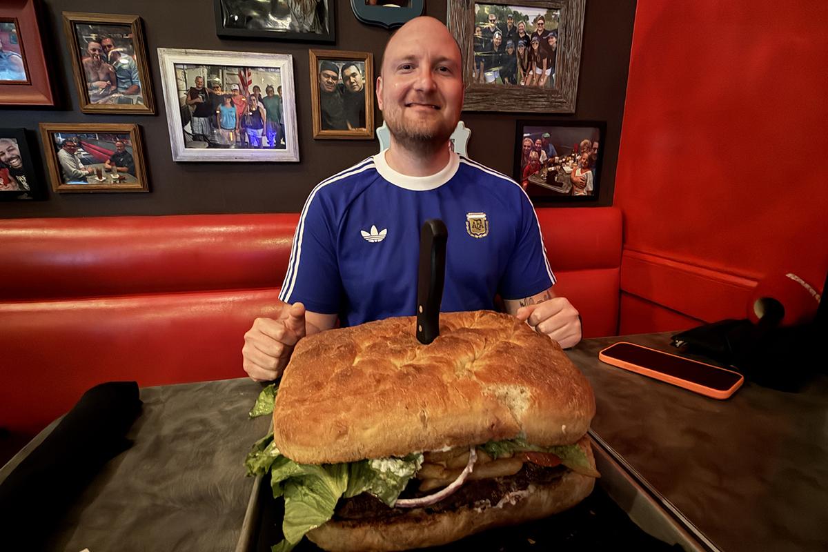 „Aveți o oră! E interzis să mergeți afară sau la baie” » Am mers în Dallas să „înfruntăm” burgerul-monstru de 3 kilograme. Iată cine a învins!