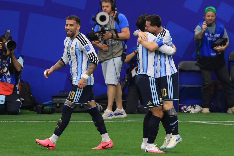 Messi e luat în brațe de toți colegii după aproape fiecare gol De ce nu îl plac pe Messi