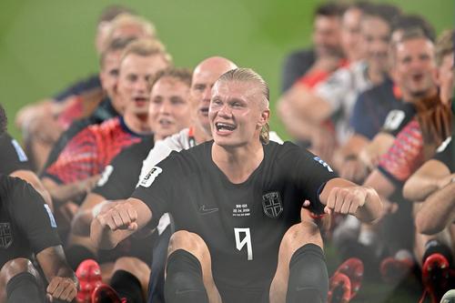Echipa Norvegiei, „vâslind” alături de suporteri // foto: Imago Images