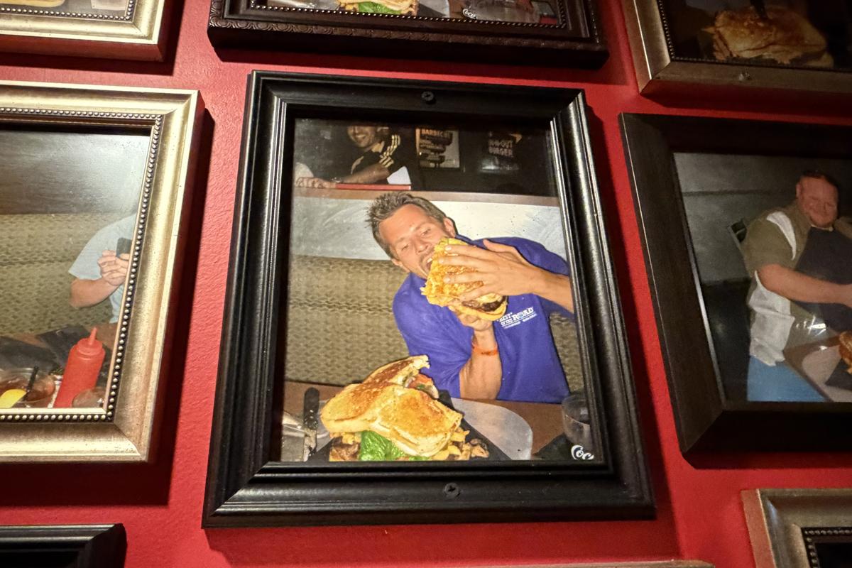 „Aveți o oră! E interzis să mergeți afară sau la baie” » Am mers în Dallas să „înfruntăm” burgerul-monstru de 3 kilograme. Iată cine a învins!
