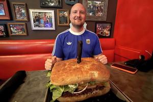 „Aveți o oră! E interzis să mergeți afară sau la baie” » Am mers în Dallas să „înfruntăm” celebrul burger de 3 kilograme. Iată cine a învins!