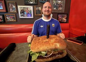 „Aveți o oră! E interzis să mergeți afară sau la baie” » Am mers în Dallas să „înfruntăm” burgerul-monstru de 3 kilograme. Iată cine a învins!