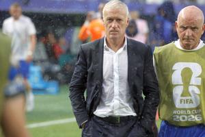 Dider Deschamps a făcut haz de necaz, după meciul oprit 100 de minute: „Ce am făcut în timpul întreruperii? Am jucat cărți...”