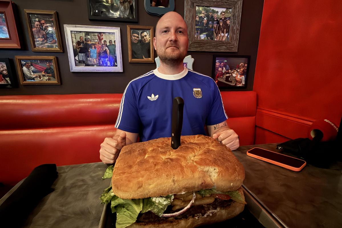 „Aveți o oră! E interzis să mergeți afară sau la baie” » Am mers în Dallas să „înfruntăm” burgerul-monstru de 3 kilograme. Iată cine a învins!