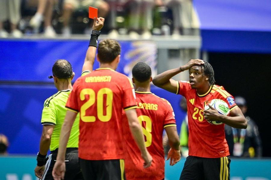 Nathan Ngoy și-a lăsat echipa Belgiei în zece oameni la jumătatea reprizei secunde a meciului cu Iran (0-0) / Foto: Imago Scandalul rasist care face înconjurul lumii: „Negrii nu se pot concentra pentru a rezista mai mult de o oră!” » Reacția fostului fotbalist + Comunicatul postului public