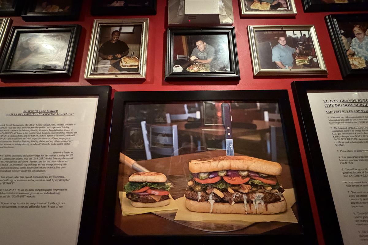 „Aveți o oră! E interzis să mergeți afară sau la baie” » Am mers în Dallas să „înfruntăm” burgerul-monstru de 3 kilograme. Iată cine a învins!