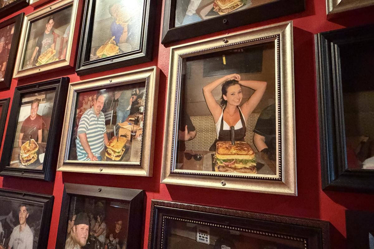 „Aveți o oră! E interzis să mergeți afară sau la baie” » Am mers în Dallas să „înfruntăm” burgerul-monstru de 3 kilograme. Iată cine a învins!