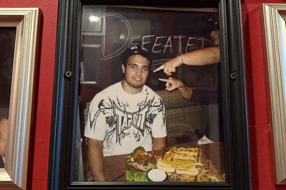 „Aveți o oră! E interzis să mergeți afară sau la baie” » Am mers în Dallas să „înfruntăm” burgerul-monstru de 3 kilograme. Iată cine a învins!