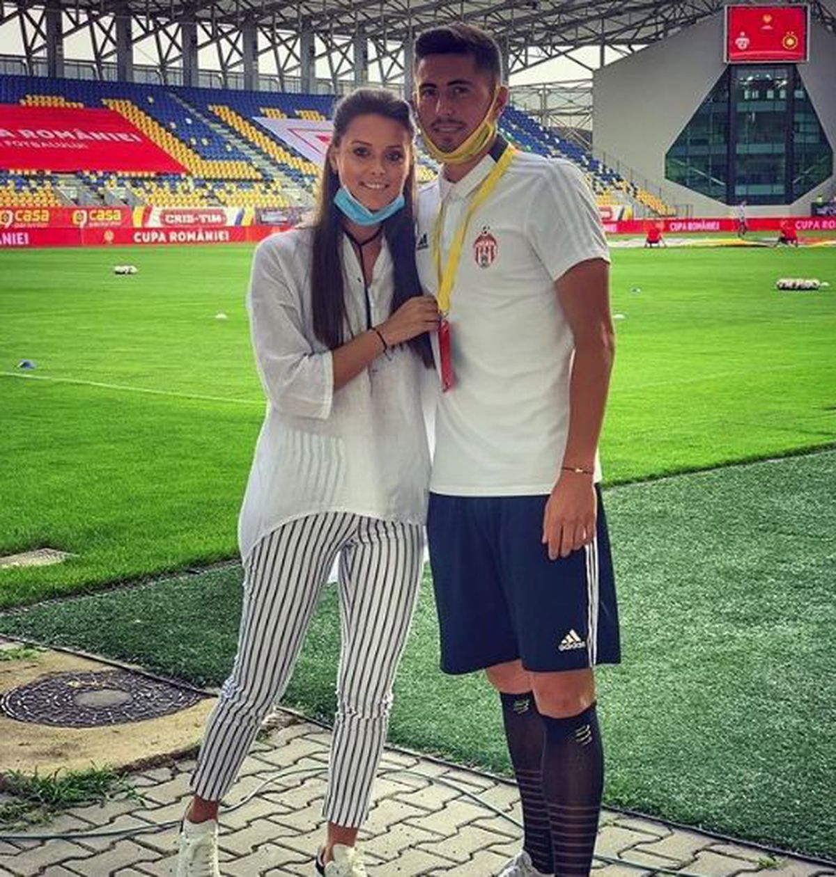 Fotbalistul din Superliga s-a căsătorit înainte să semneze cu noua echipă! Cine e sexy-jurnalista care l-a cucerit definitiv
