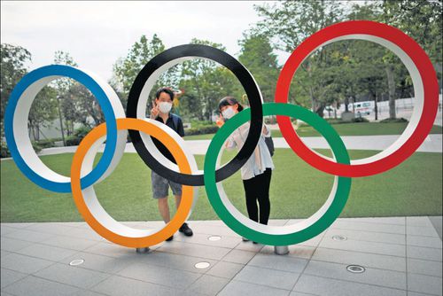 Vizitatori ai Muzeului Olimpic Japonez s-au
fotografiat zâmbitori cu cercurile olimpice FOTO Reuters
