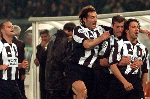 Fabián O'Neill, sărind în spatele lui Zidane, la Juventus