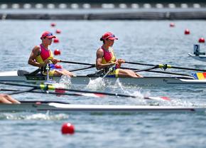 A început spectacolul! Simona Radiș și Ancuța Bodnar au câștigat la pas prima cursă și s-au calificat în semifinale la Tokyo!