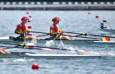 A început spectacolul! Simona Radiș și Ancuța Bodnar au câștigat la pas prima cursă și s-au calificat în semifinale la Tokyo!