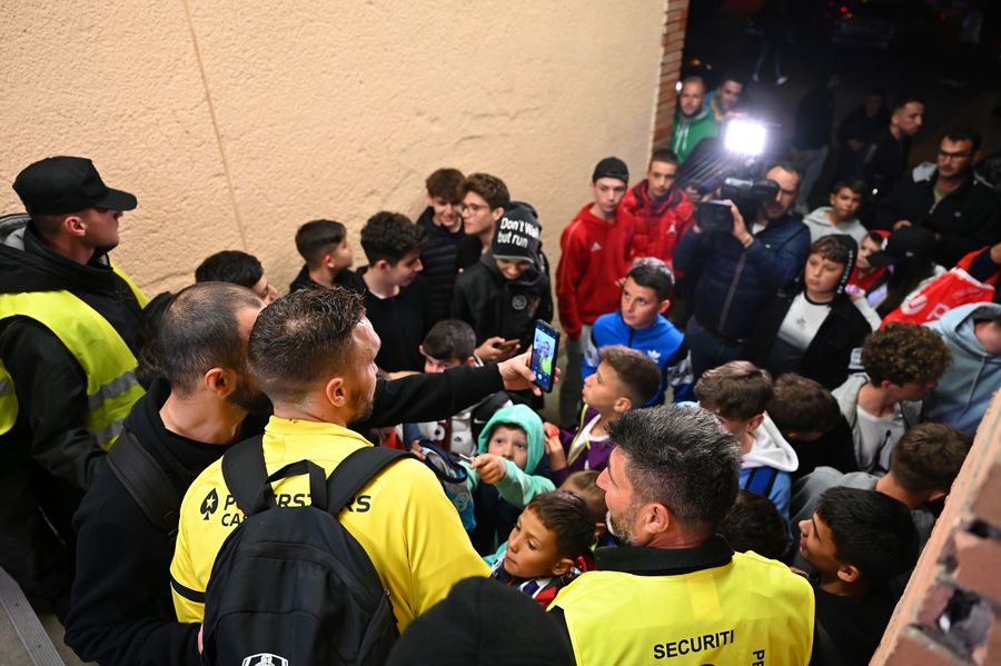 Fanii se înghesuie la vestiare pentru un selfie cu favoriții Matchday experience, episodul 8 » Jale în Trivale! Mediocritate pe linie: stadionul lui FC Argeș primește cu greu notă de trecere