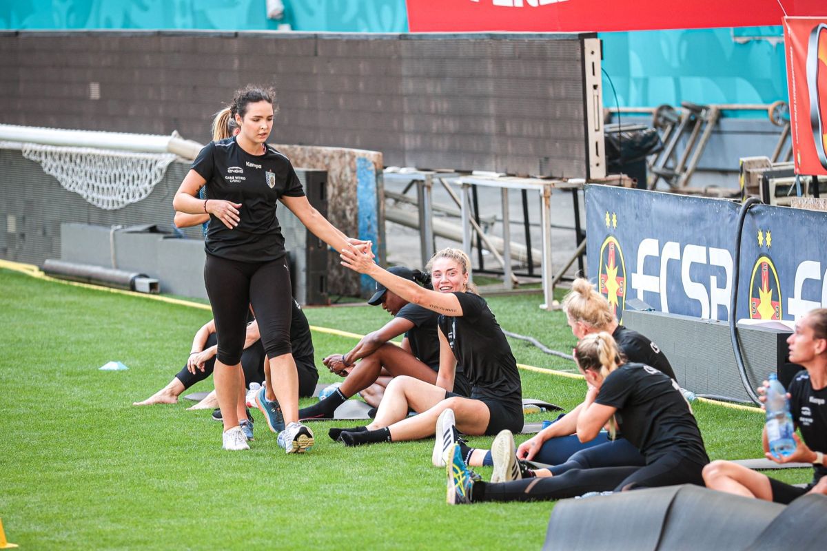 „Tigroaice” prin iarbă » CSM București a intrat astăzi pe Arena Națională