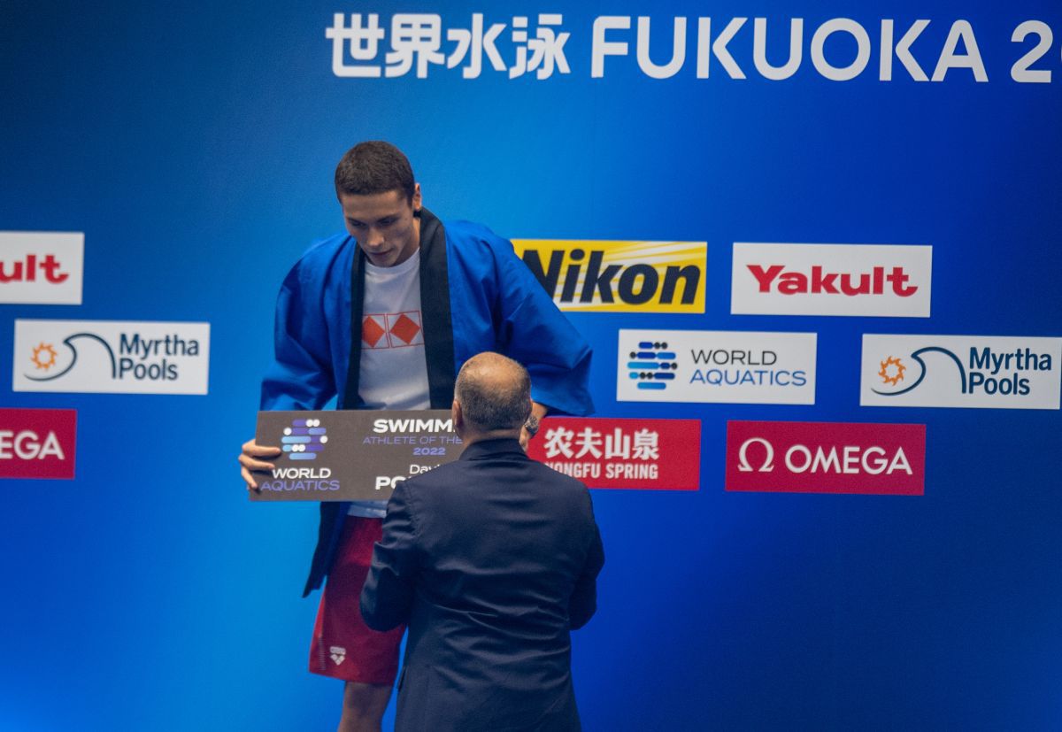 FOTO David Popovici premiat înainte de a intra în competiție, în Japonia