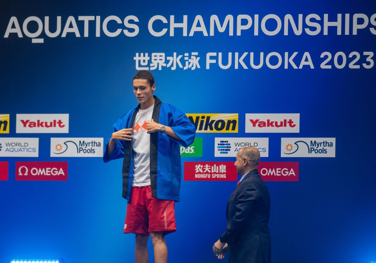 FOTO David Popovici premiat înainte de a intra în competiție, în Japonia