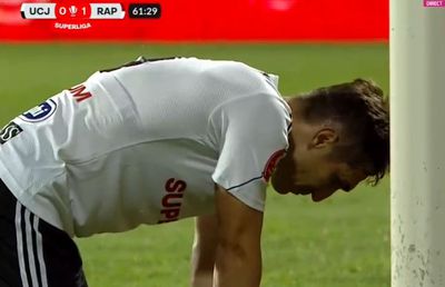 Autogol cum rar se vede în fotbal: Bogdan Vătăjelu a comis-o în U Cluj - Rapid